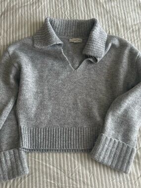Like New Treasure & Bond Light Gray V-Neck Collared Knit Sweater